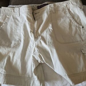 Euc SIZE 22 Khaki Cargo Shorts Gloria Vanderbilt